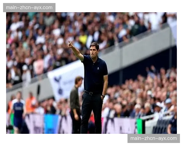 特写：伯恩茅斯门将扑出关键点球后振臂怒吼