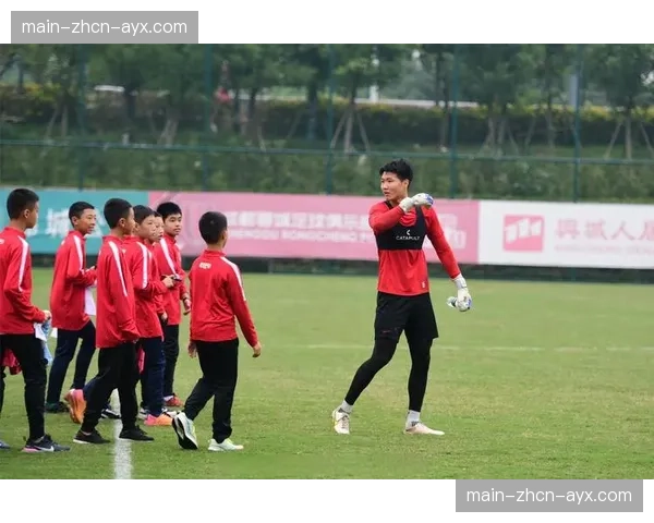 成都蓉城开放赛前训练课，超过五千名球迷到场观看，氛围热烈。