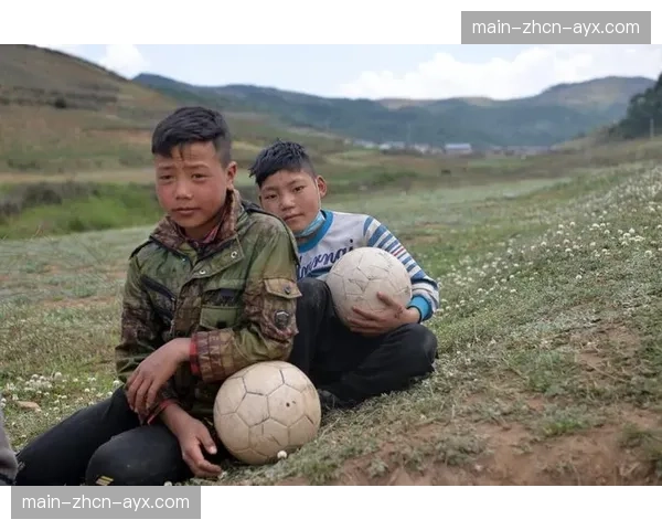 “足球第一课”公益活动走进云南偏远山区小学