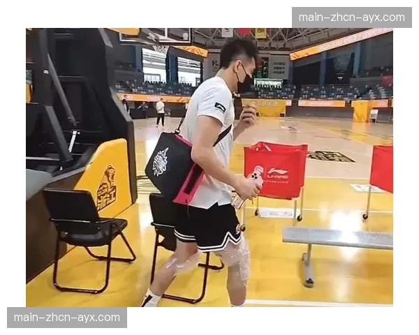 【2026年4月CBA联赛·赛中·特写特写：郭艾伦场边焦急观战，膝盖缠着冰袋为队友每一次得分鼓掌