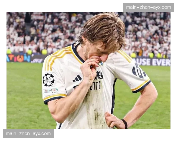 特写：38岁的莫德里奇在伯纳乌的替补席上为队友鼓掌